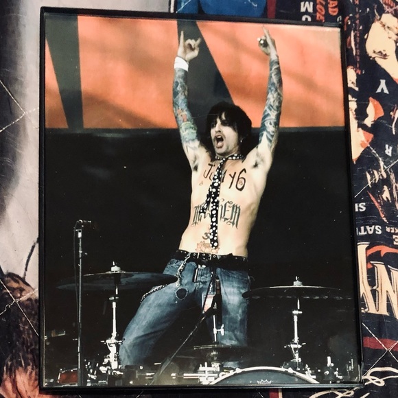 MOTLEY CRUE 🖤Tommy Lee🖤Awesome 8X10 Framed Photo - Picture 1 of 8